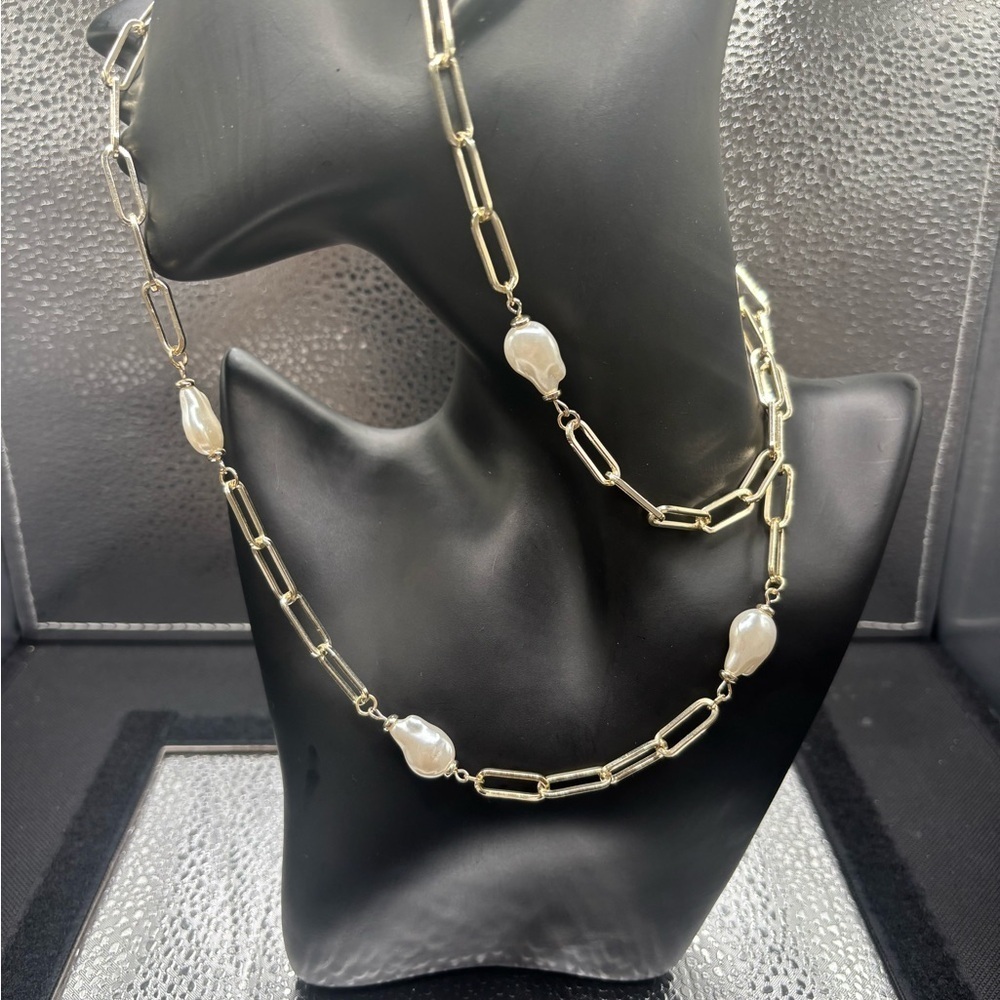 Elegant Gold and Pearl Necklace